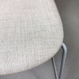 Begagnad konferensstol Visu från Muuto i gråbeige tyg och ljusgrått metallunderrede.  Mått: Bredd 53,5 cm, djup 50 cm, höjd 78 cm, sitthöjd 46 cm. 