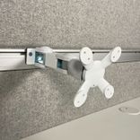 Begagnad vit monitorarm från Forming Function, modell Vesa. Hållbart metallfäste med justerbara funktioner för optimal ergonomi. Bredd upp till 100 cm. Skick: 4/5