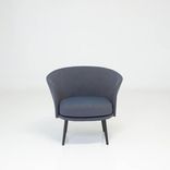 Begagnad fåtölj Dorso från Hay i mörkblått tyg. Mått: Höjd 73 cm, sitthöjd 43 cm, sittbredd 53 cm och sittdjup 52 cm.