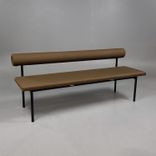 Begagnad soffa Font från Offecct i brunt tyg med svarta ben. Mått: Bredd 180 cm, djup 62,5 cm, höjd 75,5 cm, sitthöjd 46 cm. 