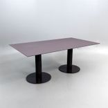 Begagnat konferensbord med brun linoleumskiva och stabila pelarstativ. Mått: bredd 180 cm, djup 100 cm och höjd 72 cm.