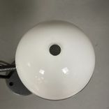 Begagnad Bordslampa Bill från Zero med lamphuvud i vit färg och grå fot. Höjd: 50 cm. 