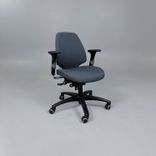 Begagnad kontorsstol Active 222 från RH i grått tyg med svart rygg och armstöd. Mått: Sitthöjd 44–58 cm. 