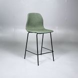 Begagnad barstol från Johanson Design, modell Pelican 08-65. Klädd i grönt tyg med svart underrede. Mått: Bredd 47 cm x Djup 50 cm x höjd 99 cm x Sitthöjd 65 cm. 
