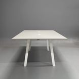 Begagnat projektbord modell VX Projekt från Horreds i gråbeige bordsskiva med vitt stativ. Mått: bredd 240 cm, djup 140 cm, höjd av 90 cm. 
