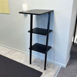 Begagnat ståbord Libri från Swedese i svart. Mått: bredd 38.5 cm, djup 49 cm och höjd 145 cm. 