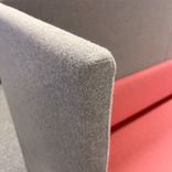 Begagnad soffa med hög rygg One Café från David Design. I grått och rosa tyg, ben i svart. Mått bredd 258 cm, djup 68 cm, höjd 135 cm, sitthöjd 46 cm. 