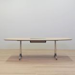Begagnat konferensbord med kabellucka Next från Fora Form. Laminatträskiva med grå plastkantlist och stålunderrede. Bredd: 120 cm, Längd: 240 cm, Höjd: 72 cm. 