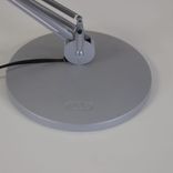 Begagnad skrivbordslampa Air från Glamox Luxo i grått. Mått: Höjd 56 cm, skärmbredd 17 cm och fotbredd 20 cm. 