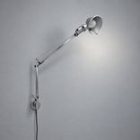 Begagnad vägglampa Tolomeo från Artemide i aluminium med flexibel, ledad arm. Mått: Höjd 67–131 cm och längd 81–126 cm.