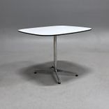 Begagnat cafébord Cooper från Lammhults i vitt med svart kant, ben i krom. Mått: bredd 80 cm, djup 70 cm, höjd 72 cm.