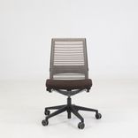 Begagnad kontorsstol Think från Steelcase utan armstöd med varmbrun sits, beigegrått ryggstöd. Mått: justerbar sitthöjd 40,5–52 cm. 