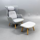 Begagnad fåtölj Ro JH2 från Fritz Hansen med AAL03 fotpall från HAY, i grått tyg och ben i ek. Mått: Fåtölj: bredd 80 cm, djup 97 cm, höjd 113 cm, sitthöjd 43 cm. 