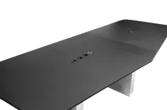 Begagnat Konferensbord, med tvådelad bordsskiva. Trådlösa laddare och 3 eluttag med usb-kontakt på båda sidor. Underrede med reflekterande MDF spegelfolie. Höjd 75 cm x Bredd 406 cm x Djup 146 cm.