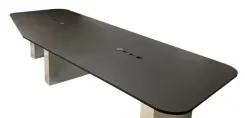 Begagnat Konferensbord, med tvådelad bordsskiva. Trådlösa laddare och 3 eluttag med usb-kontakt på båda sidor. Underrede med reflekterande MDF spegelfolie. Höjd 75 cm x Bredd 406 cm x Djup 146 cm.