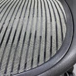 Begagnad kontorsstol Aeron B från Herman Miller i beige och svart mesh. Mått: Sitthöjd 40–60 cm. 