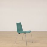 Begagnad konferensstol från Miljö Expo, modell Colt. I mörk turkos mocka liknade klädsel, och ben i krom. Mått: totalhöjd 80 cm, sitthöjd 45 cm, bredd 48 cm, totaldjup 40 cm.