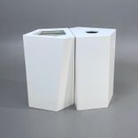 Begagnad miljösortering Kite från Trece i metall med vit pulverlackerad yta. Mått: bredd 50 cm, djup 49.2 cm och höjd 70 cm. 