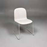 Begagnad konferensstol Visu från Muuto i gråbeige tyg och ljusgrått metallunderrede.  Mått: Bredd 53,5 cm, djup 50 cm, höjd 78 cm, sitthöjd 46 cm. 