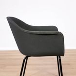 Begagnad konferensstol Harbour Dining chair från Audo Copenhagen i mörkgrönt. Ben i pulverlackerat stål. Mått: bredd 59 cm, höjd 79 cm, djup 52 cm, sitthöjd 46 cm. 