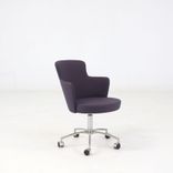 Begagnad stol med hjul Zen från Gärsnäs i mörklila tyg. Mått: Höjd 82 cm och sitthöjd 45 cm.