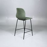 Begagnad barstol från Johanson Design, modell Pelican 08-65. Klädd i grönt tyg med svart underrede. Mått: Bredd 47 cm x Djup 50 cm x höjd 99 cm x Sitthöjd 65 cm. 