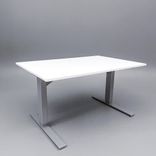 Begagnat höj/sänkbart skrivbord med bordsskiva i vit laminat och silverfärgat stativ. Mått: bredd: 120 cm, djup: 80 cm, justerbar höjd 70 cm - 120 cm.  