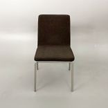 Begagnad stol från Skandiform, modell Afternoon. Helklädd i brunt tyg med rundade avslutningar på sitsen, silverstativ. Mått: bredd 50 cm, djup 54 cm, höjd 81 cm.  