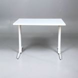 Begagnat cafébord från Johanson Design modell T-Bone i vit färg. Mått: bredd 100 cm, djup 70 cm och höjd 73.5 cm. 