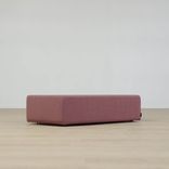 ISKU Amphi modulbänken i rosa har mått på höjd 27 cm, längd mellan 92 till 103 cm och bredd på 50 cm. Den erbjuder flexibel sittkomfort med hjul för enkel förflyttning.