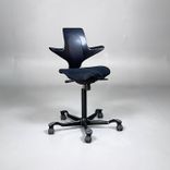 Begagnad kontorsstol Capisco Puls 8020 från HÅG i svart med sadelsits. Mått: Sitthöjd justerbar från 59 till 85 cm. 