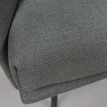 Begagnad Outline Highback från Muuto i mörkgrå tygklädsel, svarta ben, eluttag och USB-anslutningar. Mått: Bredd 88 cm, djup 76 cm, höjd 100 cm, sitthöjd 40 cm. 