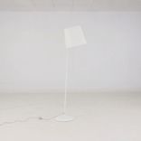 Begagnad golvlampa från Fambuena i vitt. Mått: Höjd 170 cm, lampskärmens diameter 38 cm och kabellängd 146 cm. 
