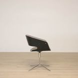 Begagnad konferensstolen Gap från Johanson Design i grå färg. Mått: Djup: 56 cm, Bredd: 59 cm, Sitthöjd: 47 cm, Höjd: 77 cm. 