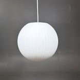 Begagnad taklampa Nelson Ball Bubble Small från Herman Miller i vitt. Mått: Diameter 30,5 cm och höjd 32 cm. 