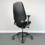 Begagnad kontorsstol Logic 400 från RH i svart tyg. Mått: sitthöjd 41–53 cm. 