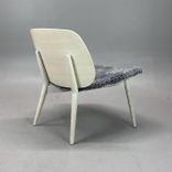 Begagnad fåtölj Papa F276 från Skandiform med stomme av askträ och sits i grått fårskinn. Mått: Bredd 70 cm, Djup 66 cm, Höjd 70 cm, sitthöjd 38 cm. 