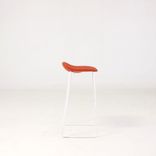 Begagnad barstol Duo från Offecct i orange. Mått: Höjd 80 cm, bredd 42 cm, djup 37 cm. 