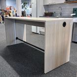 Begagnat projektbord i ljus ek med powerdot. Mått: bredd 180 cm, djup 70 cm och höjd 90 cm. 