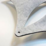 Begagnad ljusgrå takabsorbent Airflake Blade Open från Abstracta. I formpressad tygbeklädd fiberfilt. Mått: bredd 36 cm och höjd 40 cm. 