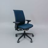 Begagnad Kontorsstol Think, från Steelcase i mörkgrå färg, med meshrygg. Mått: justerbar sitthöjd på mellan 41 till 53 cm. 