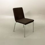 Begagnad stol från Skandiform, modell Afternoon. Helklädd i brunt tyg med rundade avslutningar på sitsen, silverstativ. Mått: bredd 50 cm, djup 54 cm, höjd 81 cm.  