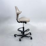 Begagnad kontorsstol Capisco 8106 med sadelsits från HÅG i beige tyg. Mått: Sitthöjd justerbar från 60 till 85 cm. 