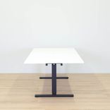 Begagnat konferensbord från SA Möbler med vit bordsskiva, svarta ben, två kabelhål. Mått: Höjd: 65-78 cm, Längd: 210 cm, Djup: 100 cm. 