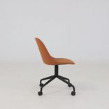 Begagnad stol med hjul Harbour Side Dining Chair från Audo Copenhagen i Ljusbrunt med svart stativ. Mått: Höjd: 80 cm, Längd: 50 cm, Bredd: 42 cm, Sitthöjd: 43 cm. 