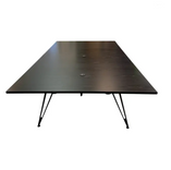 Lammhults Attach konferensbord i svart färg. Tillverkat av återvunnet aluminium och andra miljövänliga material. Mått: höjd 73,5 cm, bredd 250 cm, djup 140 cm. 