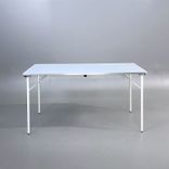 Begagnat hopfällbart bord Cobra från Materia. Bordsskiva i grått med vita ben. Mått: bredd 140 cm, djup 70 cm och höjd 72 cm. 