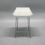 Begagnad barstol från Swedese modell Happy. Sits klädd i benvitt tyg med ett kromat stativ. Mått: Bredd 48 cm, Djup 41 cm, Höjd 71 cm, Sitthöjd 65 cm. 