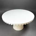 Begagnat konferensbord i vitt. Mått: diameter 150 cm och höjd 78 cm.  