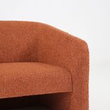 Begagnad fåtölj Race från Johanson Design i en roströd färg. Mått: Höjd: 80 cm, Sitthöjd: 44 cm, Bredd: 87 cm, Djup: 80 cm, Sittdjup: 54 cm.